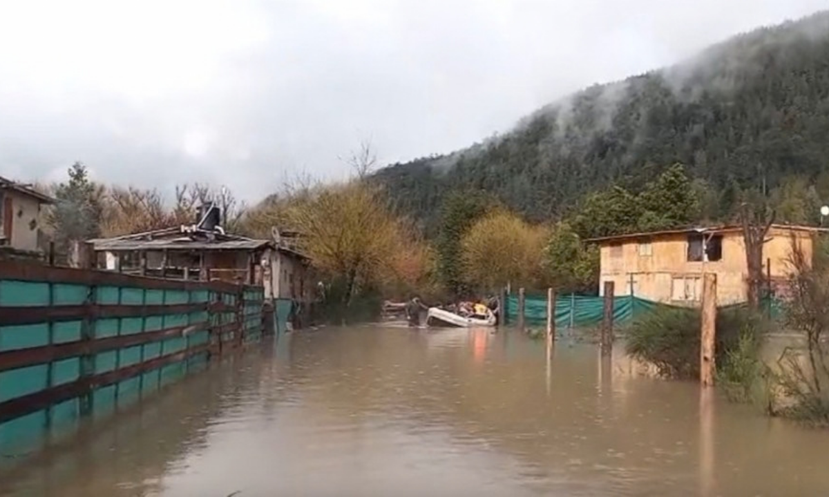 Lago Puelo: evacuaron a una familia por la crecida del río Azul tras las intensas lluvias