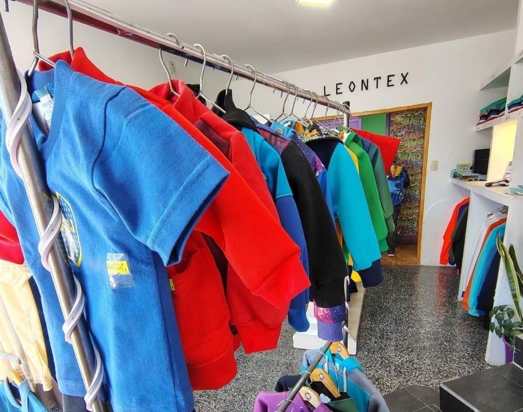 Robaron más de 200 prendas de un comercio de indumentaria en Rawson y piden no comprar la mercadería