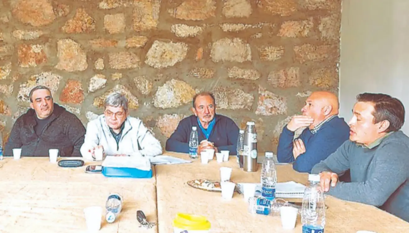 Productores de Camarones plantearon ante el Gobierno los problemas por depredadores, guanacos y caminos