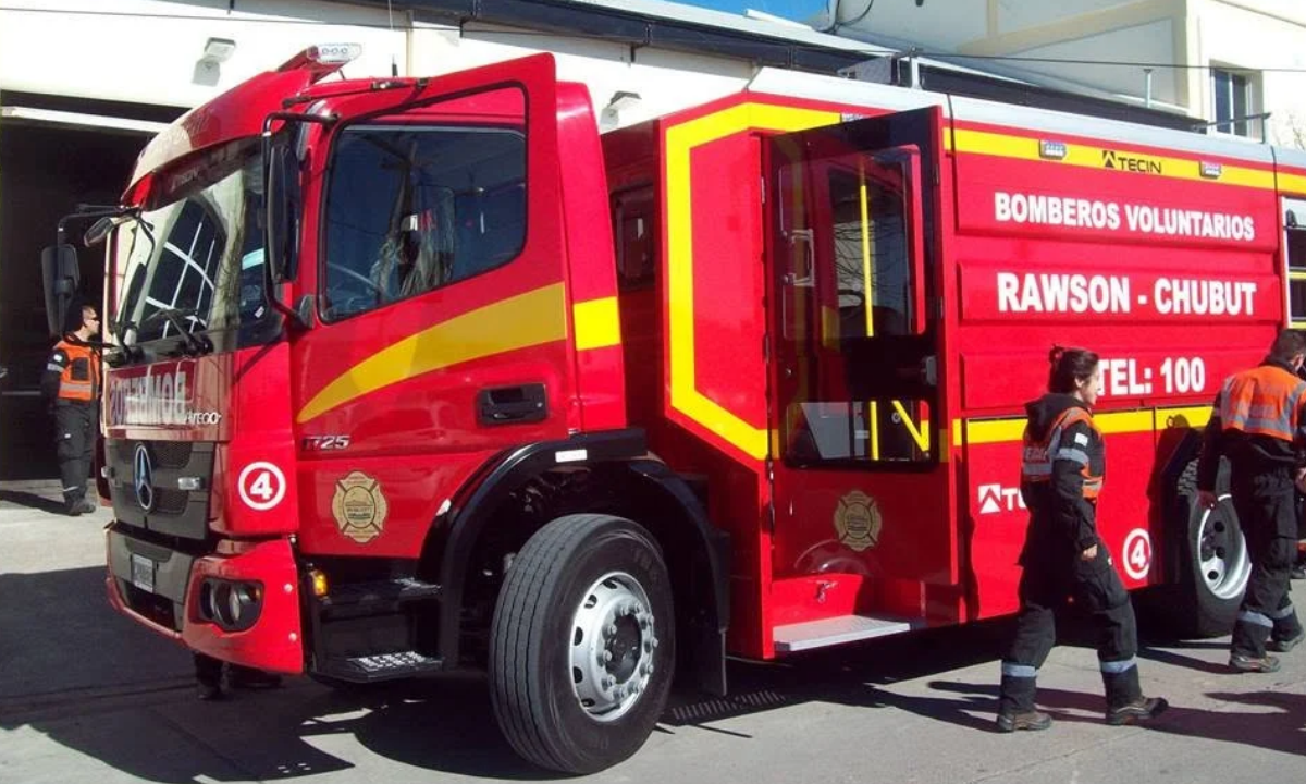 Un asado en la vivienda lindera provocó el incendio de un estudio de música en Rawson