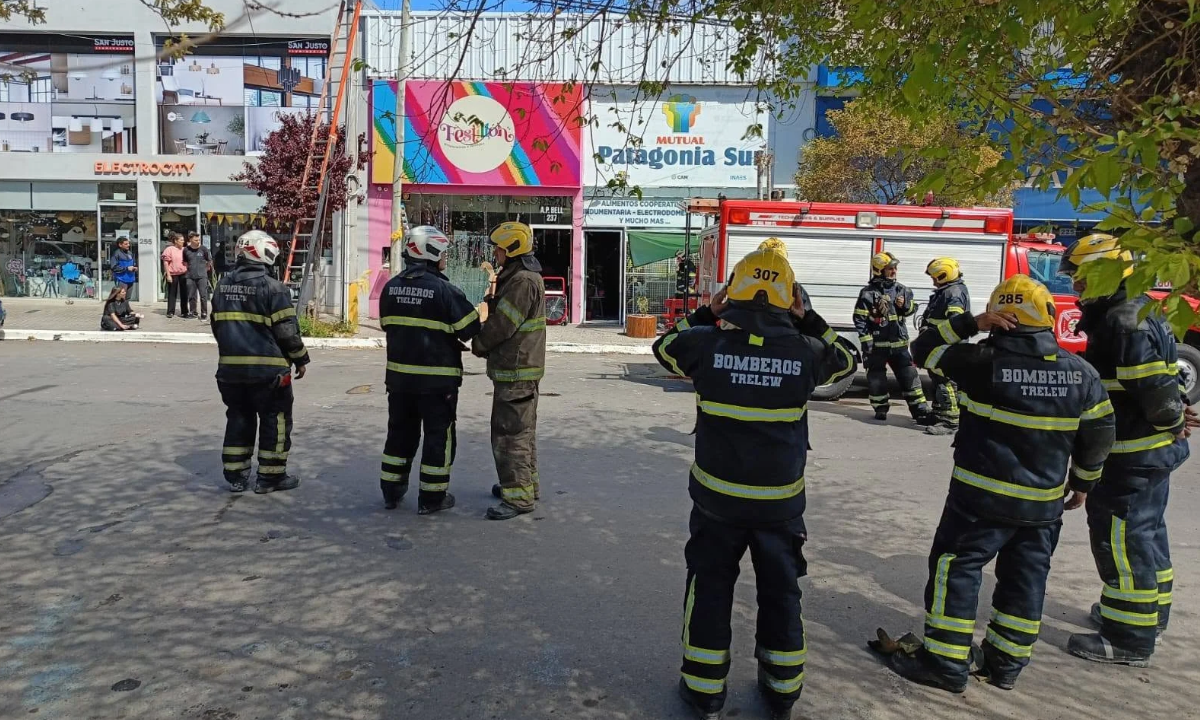Un incendio en un maxikiosco del centro de Trelew provocó importantes daños materiales