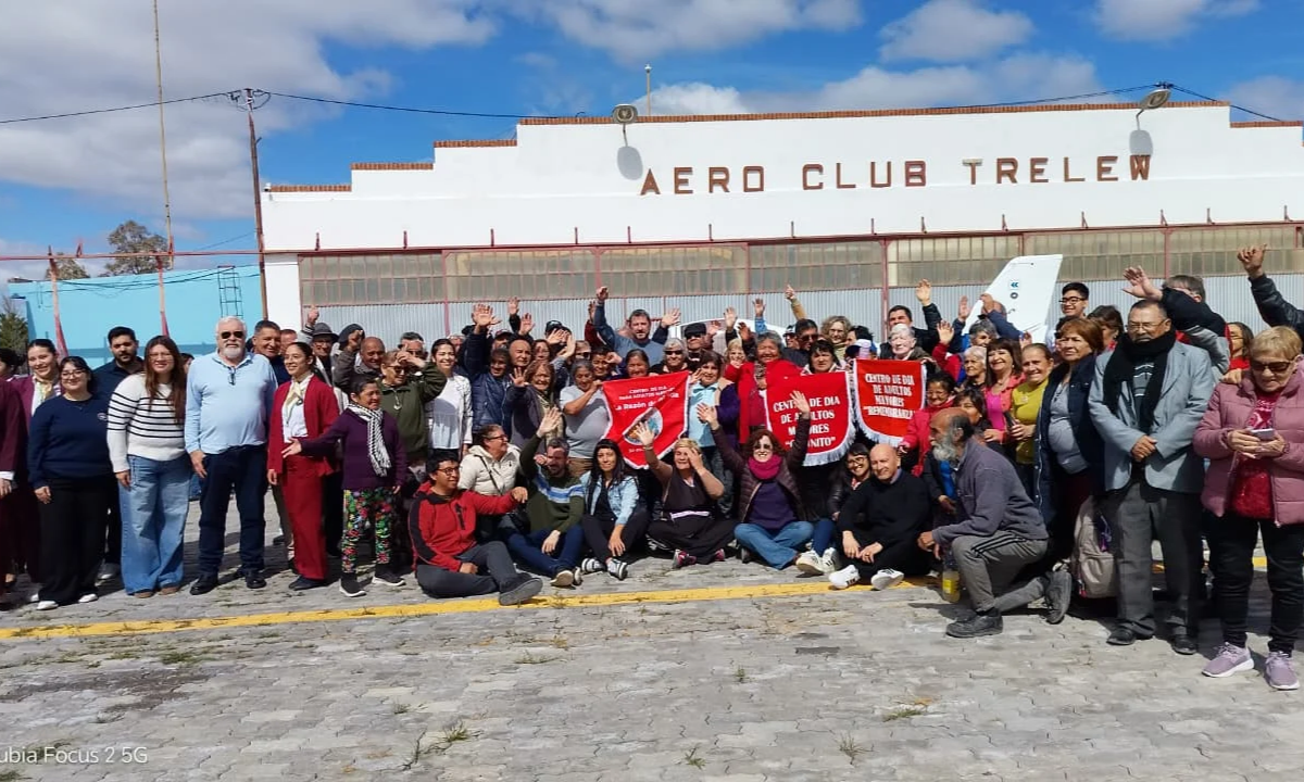 Adultos mayores de Trelew recorrieron el Aeroclub y participaron de una jornada especial por su día