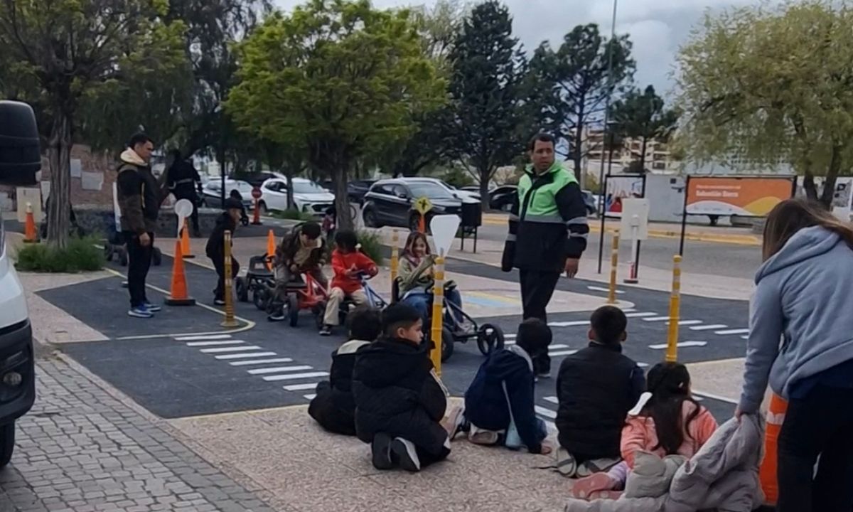 Estudiantes de la Escuela Politécnica diseñan en el Centro Cultural Provincial una pista de educación vial para Trelew