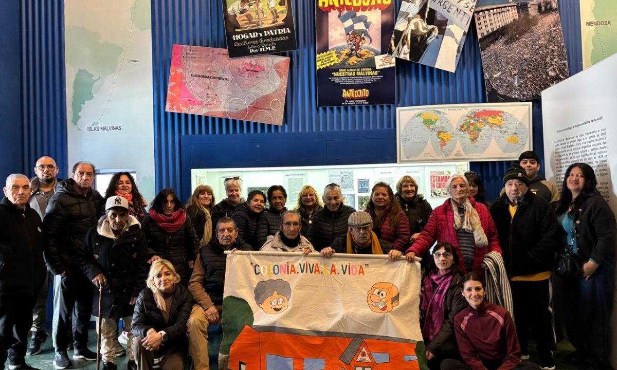 Personas mayores de la colonia “Viva la Vida” visitaron el Museo del Soldado de Malvinas