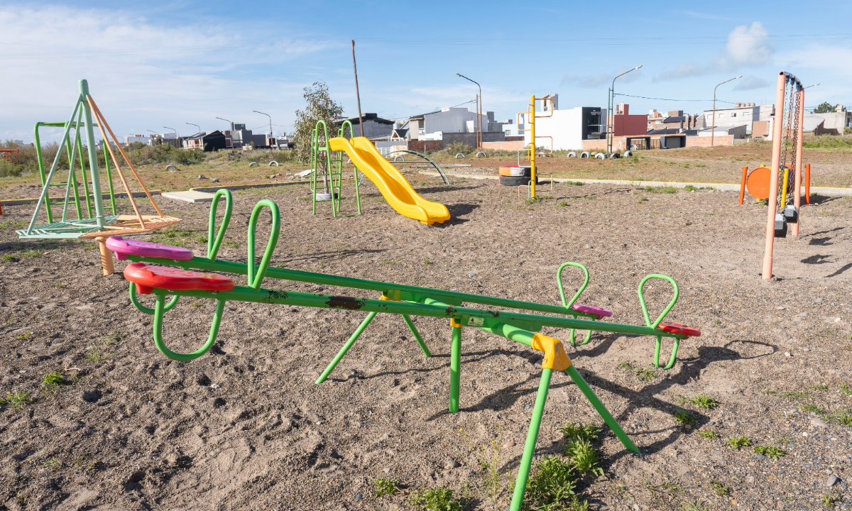Una plaza de Puerto Rawson incorporó nuevos juegos a partir del pedido de los vecinos