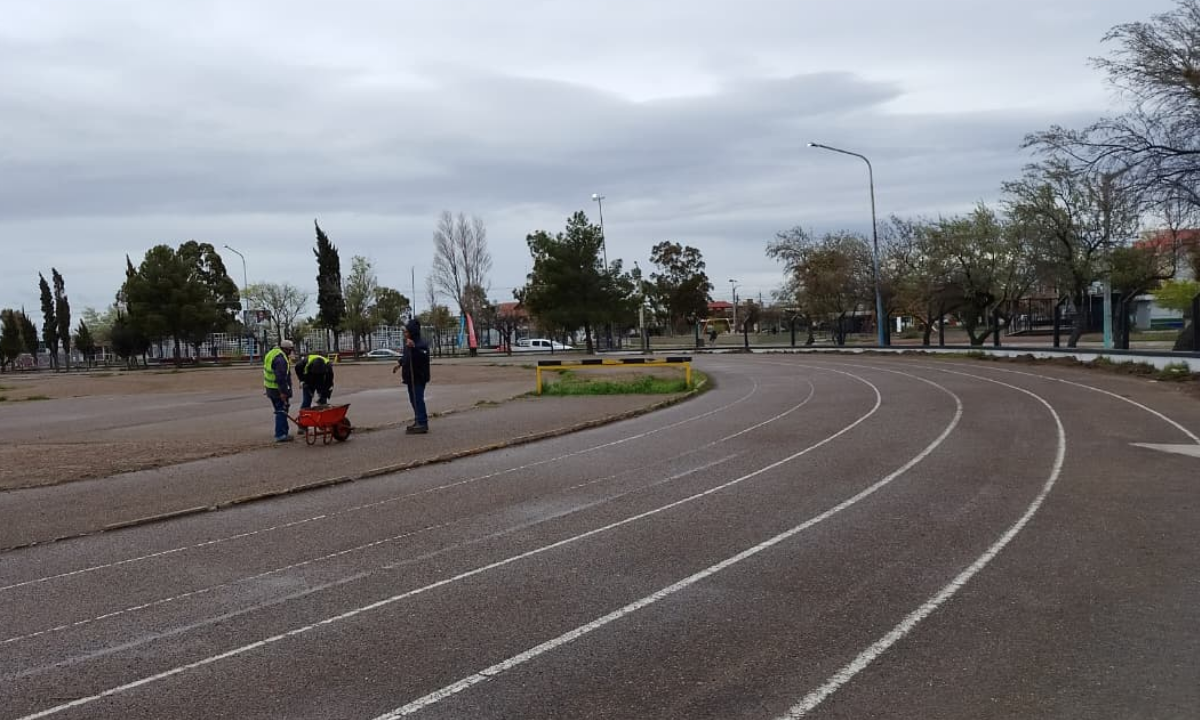 Cerrarán por al menos 30 días la pista de atletismo de Trelew para instalar el piso sintético