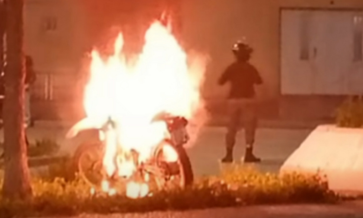 Incidentes en el barrio 2 de Abril: un detenido, disparos, una moto incendiada y cinco allanamientos
