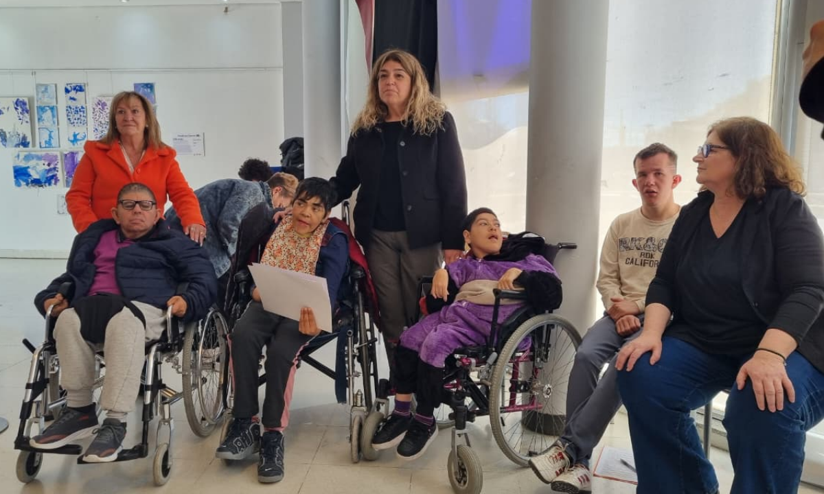 Inauguraron la muestra solidaria “Miradas que Conectan” en el Centro Cultural Provincial