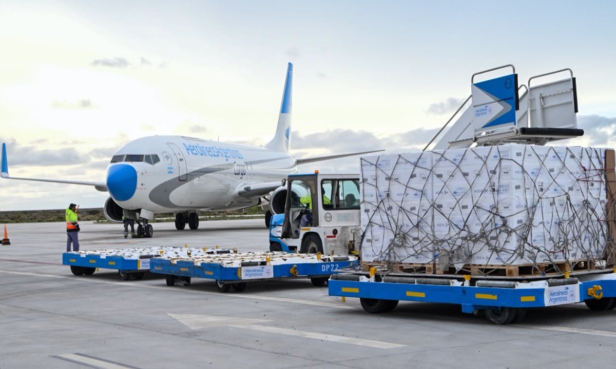 Trelew concretó la primera exportación de salmón desde su aeropuerto