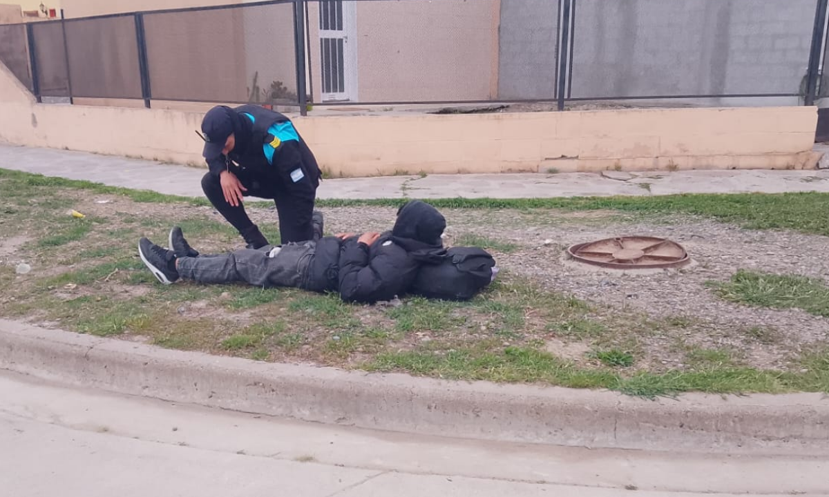 Rawson: un adolescente de 15 años cayó en una alcantarilla mal cerrada cuando iba a la escuela