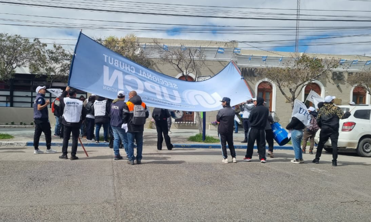 UPCN se manifestó frente al Municipio de Rawson y cuestionó que no fuera convocado a una reunión con Biss