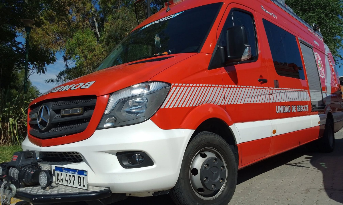 Bomberos de Trelew rescataron a un perro que quedó atrapado en una trampa para zorros