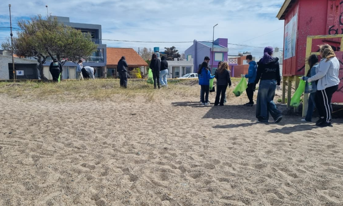 Alumnos de la Escuela 776 participaron de una jornada de limpieza costera en Playa Unión