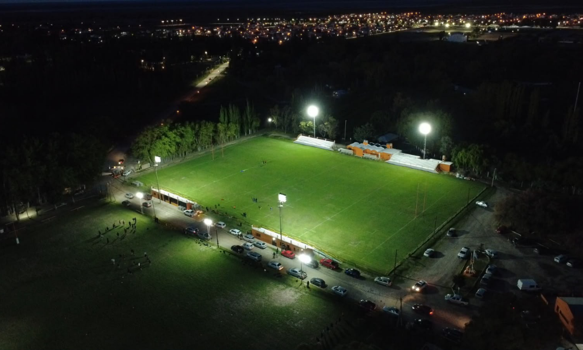 Plan Galina: Torres inauguró la nueva iluminación del estadio de Bigornia y destacó las obras que se ejecutan en 11 clubes de Rawson