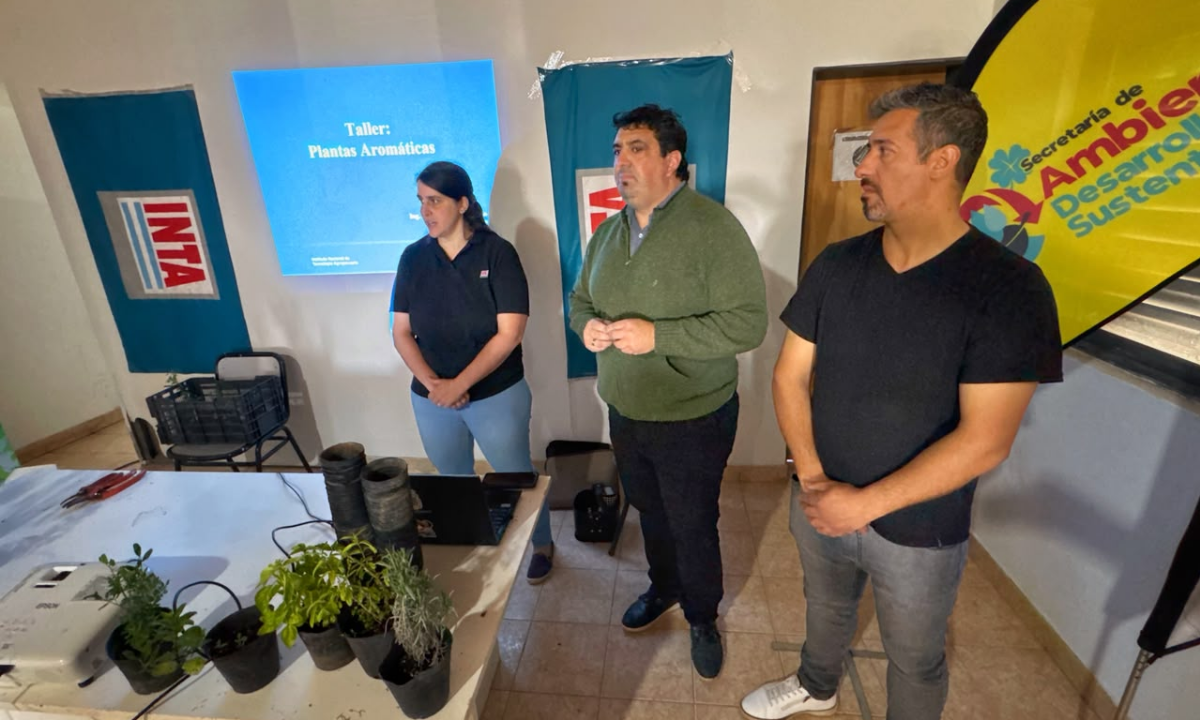 Una jornada sobre plantas aromáticas combinó teoría y práctica en el Vivero Municipal